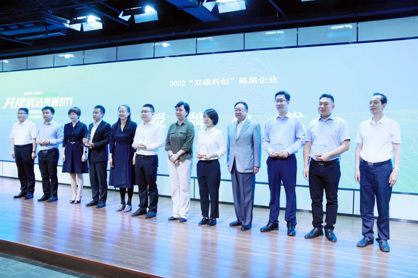 省科技厅副厅长安锦香,省科技厅社发处处长于丹梅,市科技局社发处处长